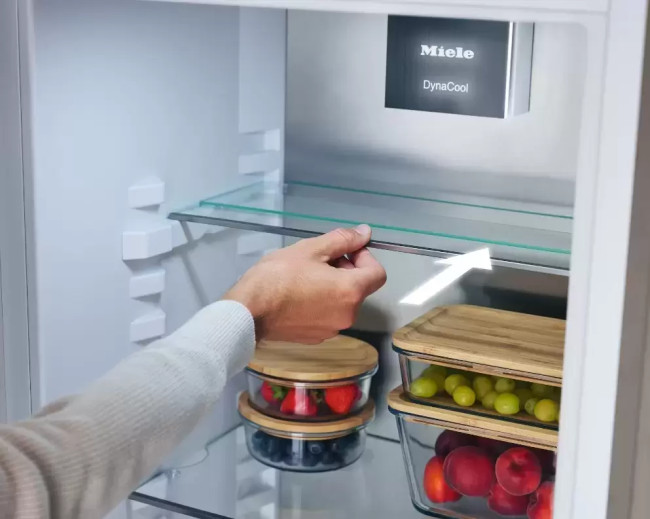 Встраиваемый холодильник Miele KFN 7795 C Встраиваемый холодильник Miele KFN 7795 C