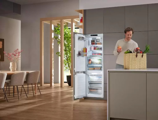 Встраиваемый холодильник Miele KFN 7795 C Встраиваемый холодильник Miele KFN 7795 C