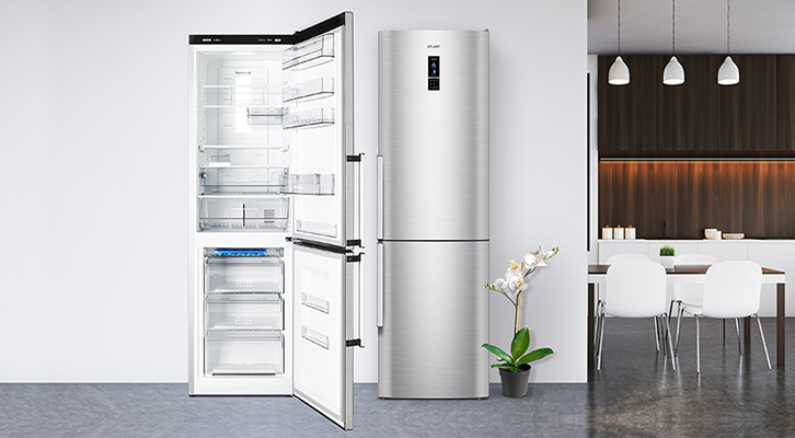 Современный холодильник с дисплеем